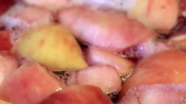 Kurutulmuş meyve kompostosu hazırlanmasında kaynar su