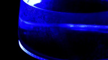 bir bardak su ısıtıcısı bir içecek hazırlamak için kaynar su