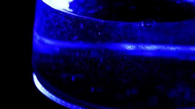 bir bardak su ısıtıcısı bir içecek hazırlamak için kaynar su