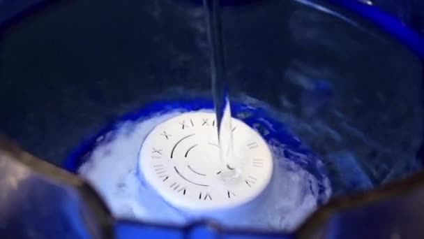 Поток Чистой Воды Втекает Фильтр Очистки Жидкости — стоковое видео