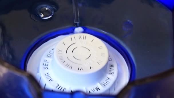 Una Corriente Agua Clara Fluye Filtro Para Limpiar Líquido — Vídeos de Stock
