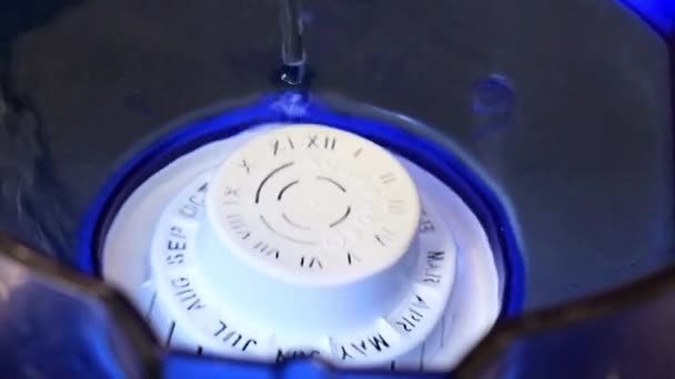 Flusso Acqua Limpida Scorre Nel Filtro Pulire Liquido — Video Stock