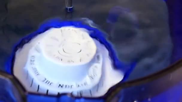 澄んだ水の流れる液体をきれいにするフィルターのストリーム — ストック動画