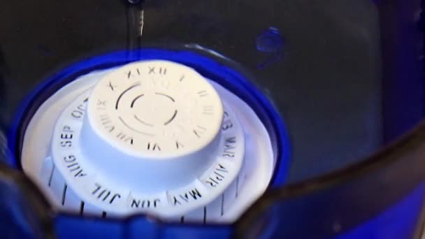Una Corriente Agua Clara Fluye Filtro Para Limpiar Líquido — Vídeo de stock