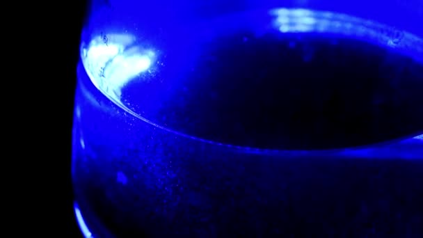 Eau Bouillante Dans Une Bouilloire Verre Pour Faire Une Boisson — Video