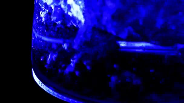 在玻璃水壶里煮开水 用来喝酒 — 图库视频影像