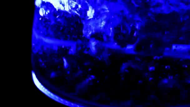 Kochendes Wasser Einem Glaskessel Zum Zubereiten Eines Getränks — Stockvideo