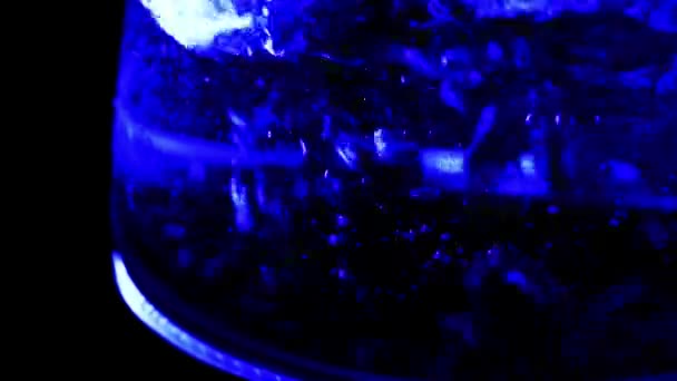 在玻璃水壶里煮开水 用来喝酒 — 图库视频影像
