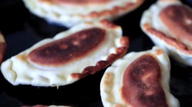 bir tavada yağı kaynar kızarmış börek yemek