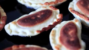 bir tavada yağı kaynar kızarmış börek yemek