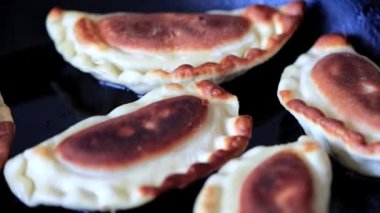 bir tavada yağı kaynar kızarmış börek yemek