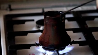 Eski bir metal gemi bir kahve içecek hazırlama