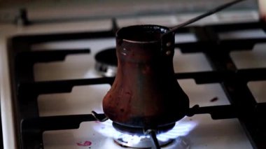 Eski bir metal gemi bir kahve içecek hazırlama