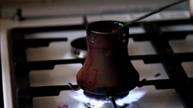 Eski bir metal gemi bir kahve içecek hazırlama