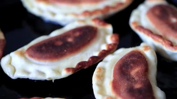 Cozinhando Tortas Fritas Óleo Fervente Uma Panela — Vídeo de Stock