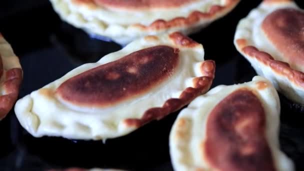 Cocinar Tartas Fritas Aceite Hirviendo Una Sartén — Vídeos de Stock