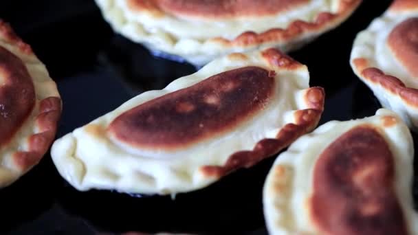 Варить Жареные Пироги Кипящем Масле Сковороде — стоковое видео