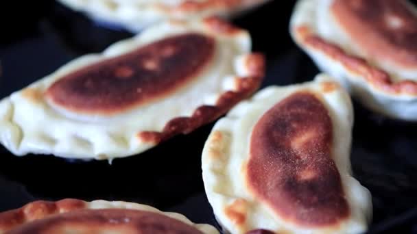 Cozinhando Tortas Fritas Óleo Fervente Uma Panela — Vídeo de Stock