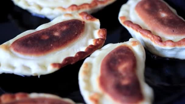 Cocinar Tartas Fritas Aceite Hirviendo Una Sartén — Vídeos de Stock