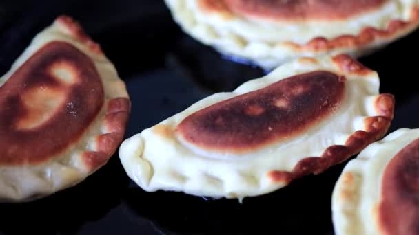 Приготування Смажених Пирогів Киплячій Олії Сковороді — стокове відео