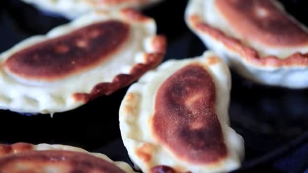 Τηγανιτές Πίτες Βραστό Λάδι Μια Κατσαρόλα Μαγείρεμα — Αρχείο Βίντεο