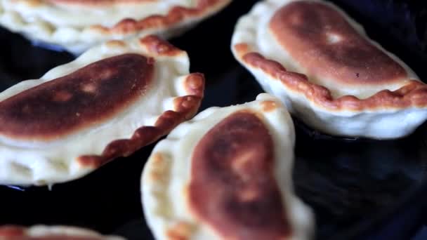 Cozinhando Tortas Fritas Óleo Fervente Uma Panela — Vídeo de Stock