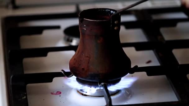 古い金属蒸し器にコーヒー飲み物を準備します — ストック動画