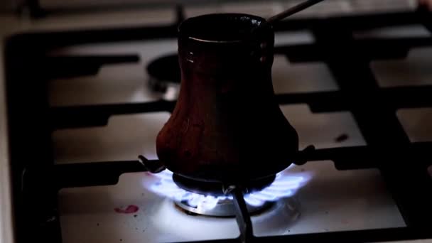 Voorbereiding Van Een Koffie Drinken Een Oude Metalen Stoomboot — Stockvideo