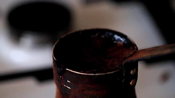 Vorbereitung Eines Kaffeegetränks Einem Alten Metalldampfer — Stockvideo