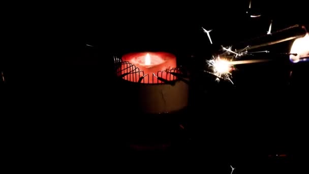 火花和蜡烛火焰作为节日装饰的元素 — 图库视频影像