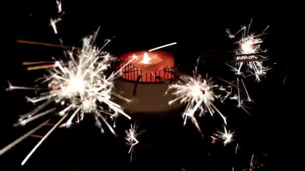 Wunderkerzen Und Wachskerzenflammen Als Element Der Feiertagsdekoration — Stockvideo