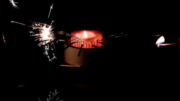 火花和蜡烛火焰作为节日装饰的元素 — 图库视频影像