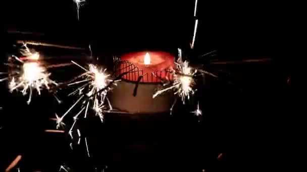 花火と休日の装飾の要素としてワックスろうそくの炎 — ストック動画