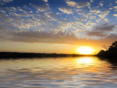 güneşli bulutlu gökyüzü göl sakin yüzeyi yansıması