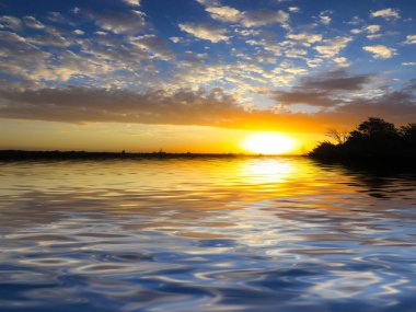 güneşli bulutlu gökyüzü göl sakin yüzeyi yansıması