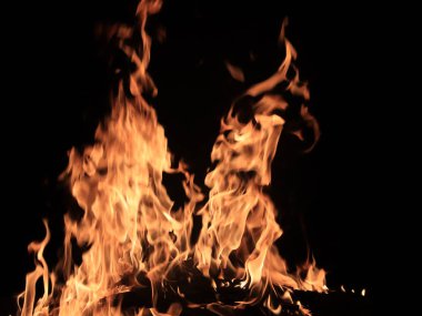 parlak alevler ve yangın şenlik ateşinde gece