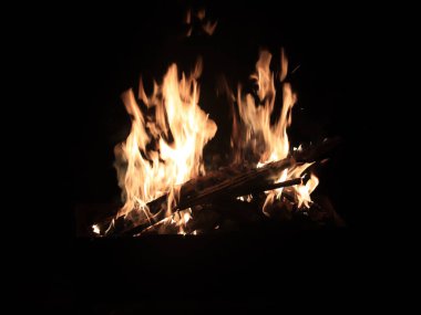 parlak alevler ve yangın şenlik ateşinde gece