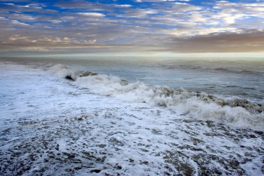 fırtınalı yüzeyine kasvetli gökyüzü ve deniz
