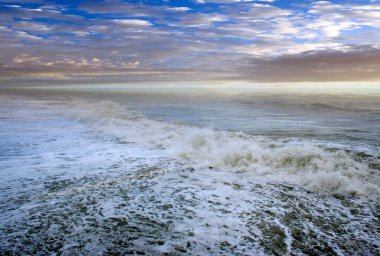 fırtınalı yüzeyine kasvetli gökyüzü ve deniz