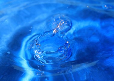 bir damla su isabet sonra sıvı yüzeyinde süslü desen