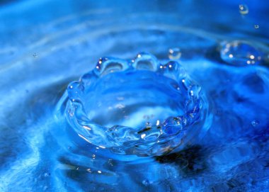 bir damla su isabet sonra sıvı yüzeyinde süslü desen