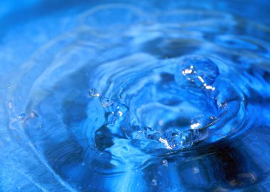 bir damla su isabet sonra sıvı yüzeyinde süslü desen