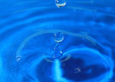 bir damla su isabet sonra sıvı yüzeyinde süslü desen