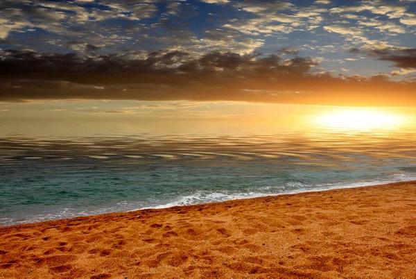 Морской Пляж Солнечным Небом Заката — стоковое фото