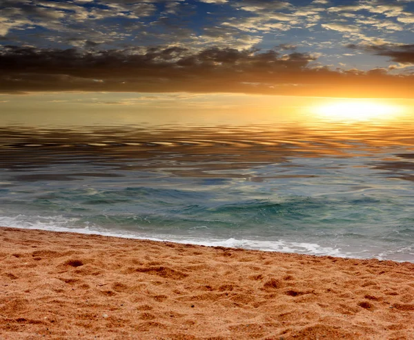 Spiaggia Mare Sotto Cielo Soleggiato Del Tramonto — Foto Stock