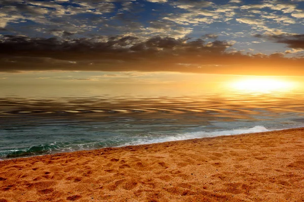 Strand Meer Unter Dem Sonnigen Sonnenuntergang — Stockfoto