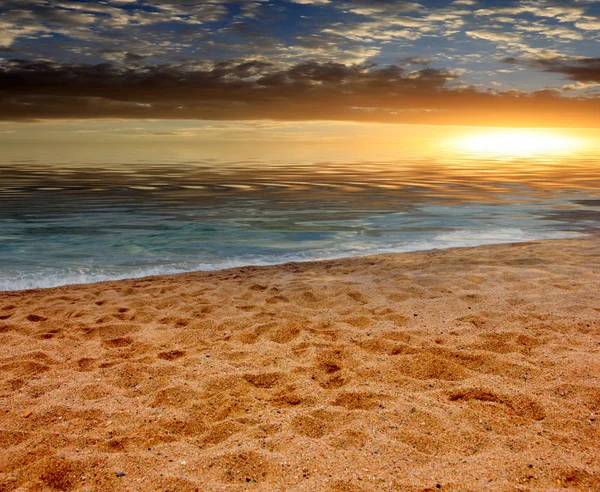 Spiaggia Mare Sotto Cielo Soleggiato Del Tramonto — Foto Stock