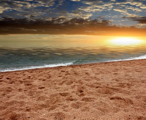 Spiaggia Mare Sotto Cielo Soleggiato Del Tramonto — Foto Stock