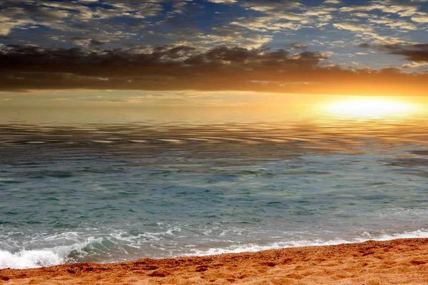 Spiaggia Mare Sotto Cielo Soleggiato Del Tramonto — Foto Stock