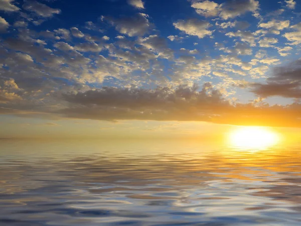 Відображення Сонячного Хмарного Неба Спокійній Поверхні Водойми — стокове фото